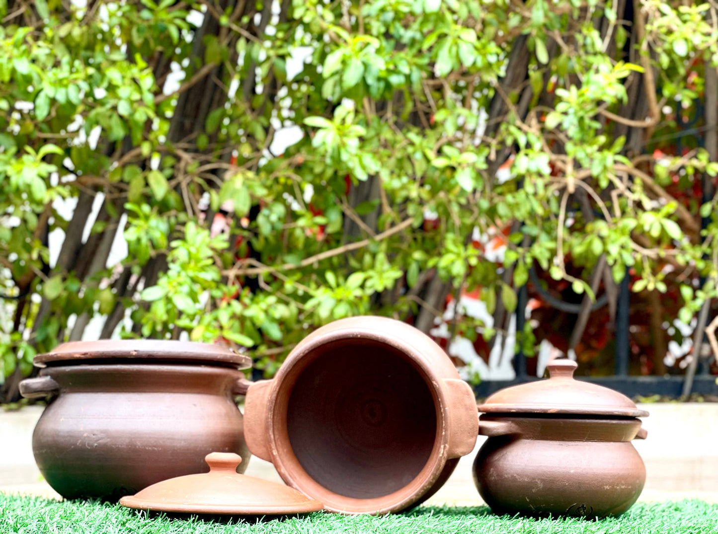 Nest of clay pots