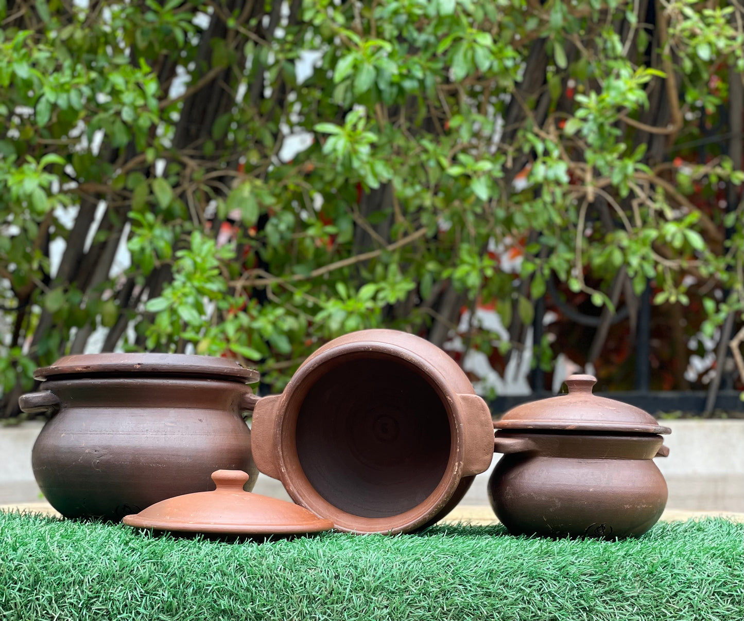 Nest of clay pots