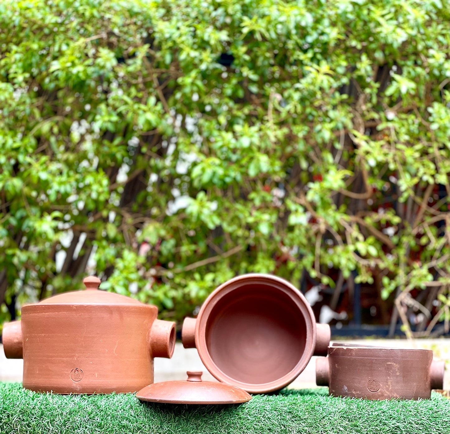 Nest of clay pots