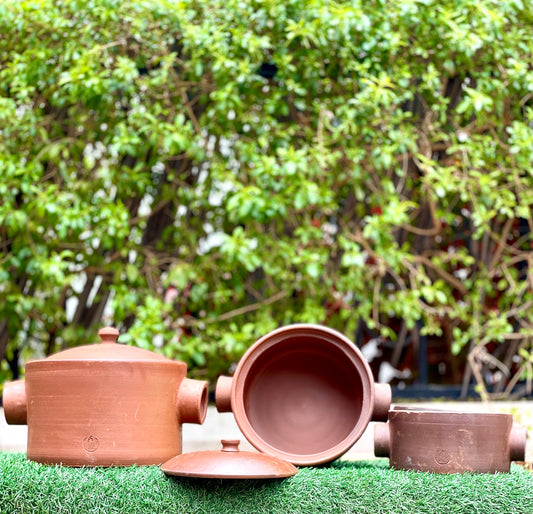 Nest of clay pots